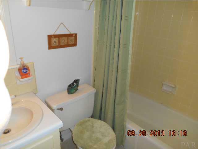 8408 Ridgefield Road Pensacola, FL 32514 - Photo 17 of 20 Guest Bathroom