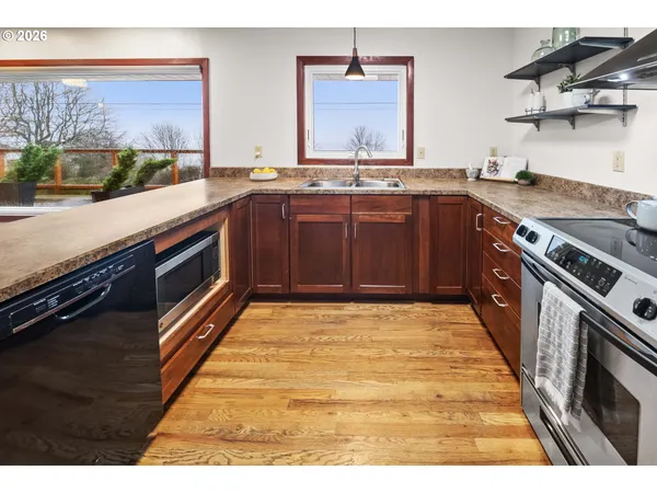 $630,000 | 410 Pleasant Avenue, Astoria, OR 97103