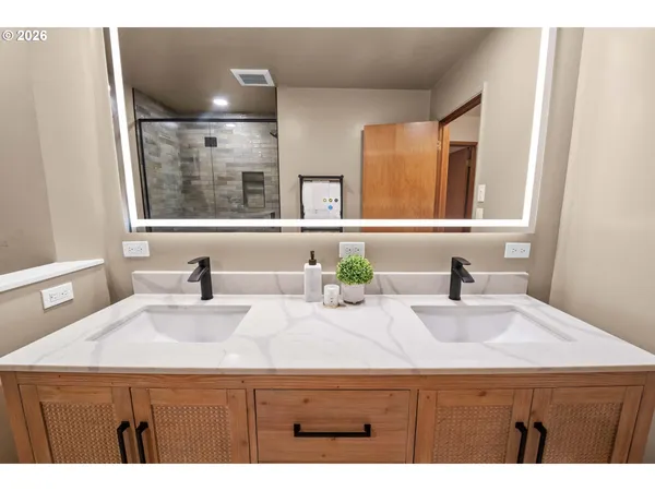 $630,000 | 410 Pleasant Avenue, Astoria, OR 97103