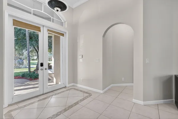 a view of an entryway with a livingroom