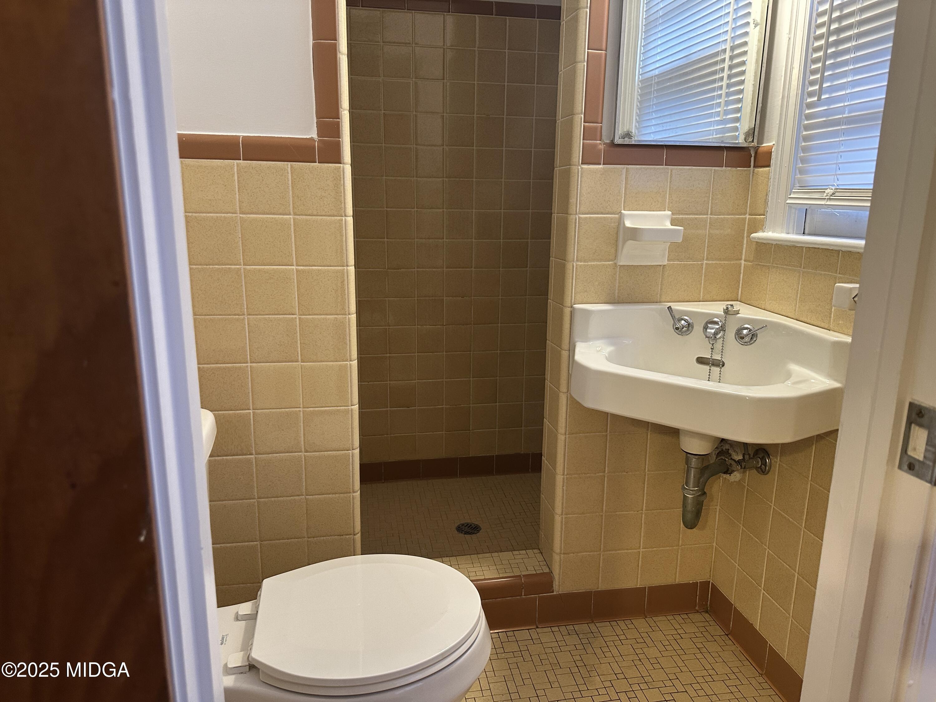 2526 Old Holton Road Macon, GA 31204 - Photo 15 of 19 a bathroom with a sink a toilet and shower