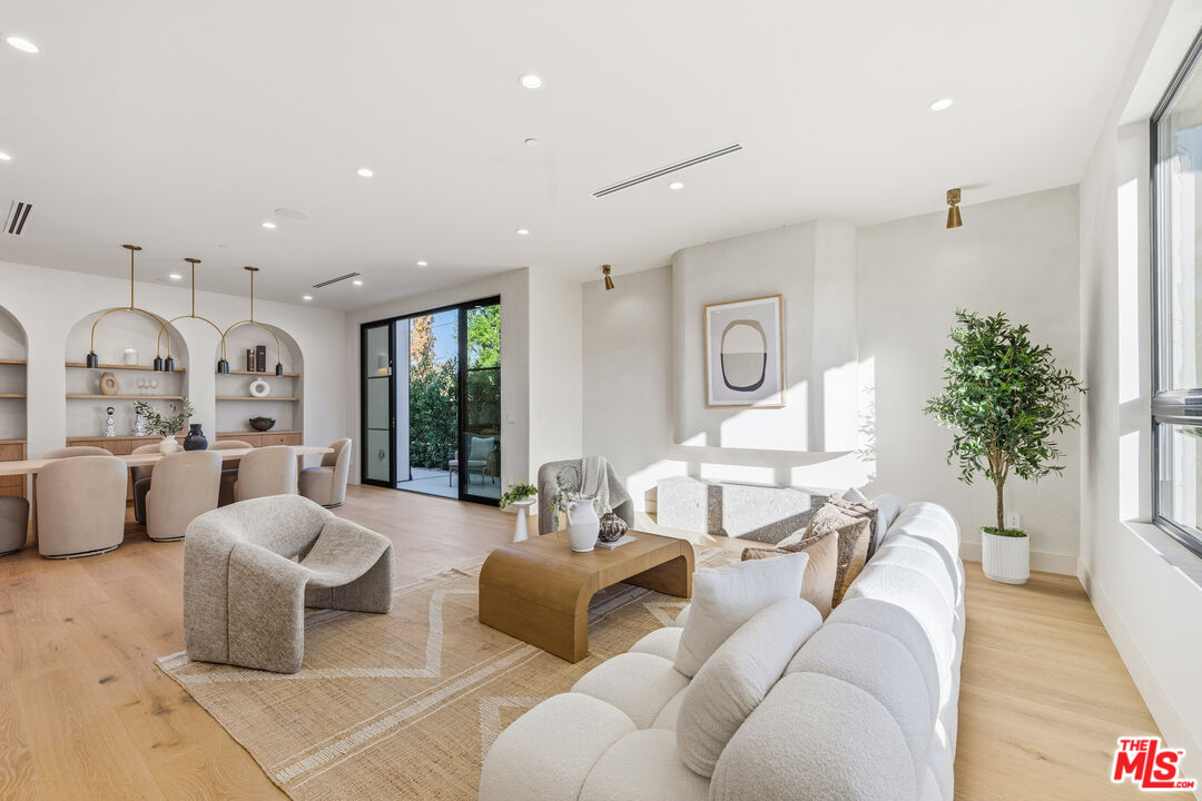 16643 Addison Street Encino, CA 91436 - Photo 3 of 32