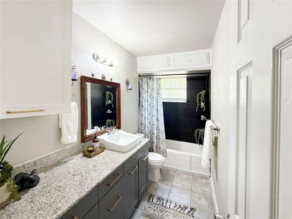 2243 Inca Drive Dallas, TX 75216 - Photo 17 of 24 Bathroom 2
