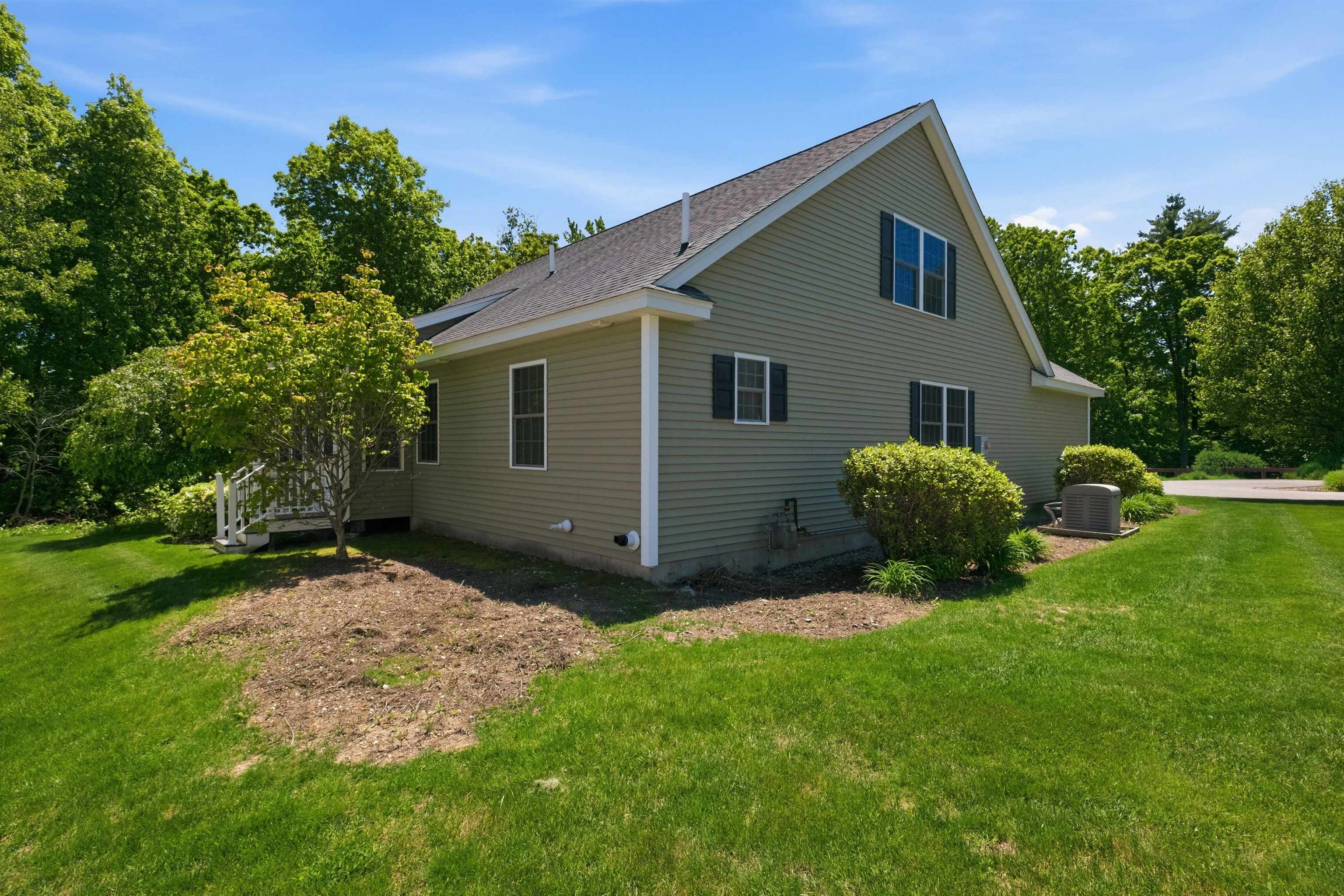 12 Thorn Hill Road, Unit 12 Hooksett, NH 03106 - Photo 4 of 44