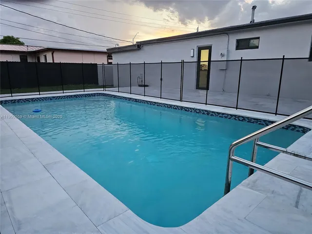 a view of a backyard