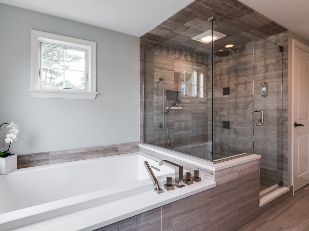 128 Locksley Road Lynnfield, MA 01940 - Photo 22 of 38 a bathroom with a bathtub and a shower
