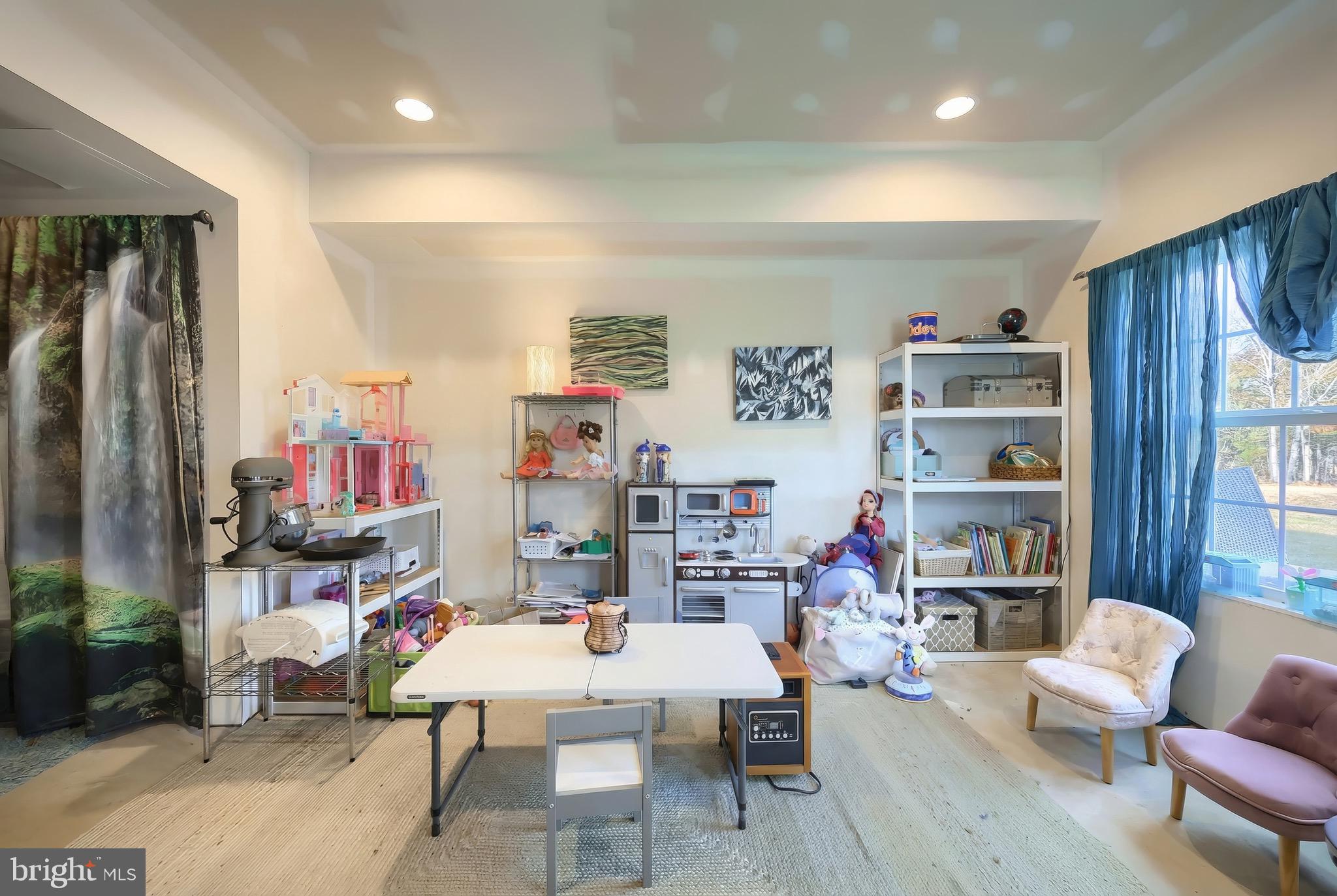 31 Winslow Ct. Gettysburg, PA 17325 - Photo 6 of 45 a living room with furniture toys and a large window