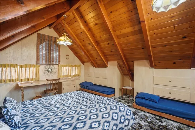 a view of entryway with a front door