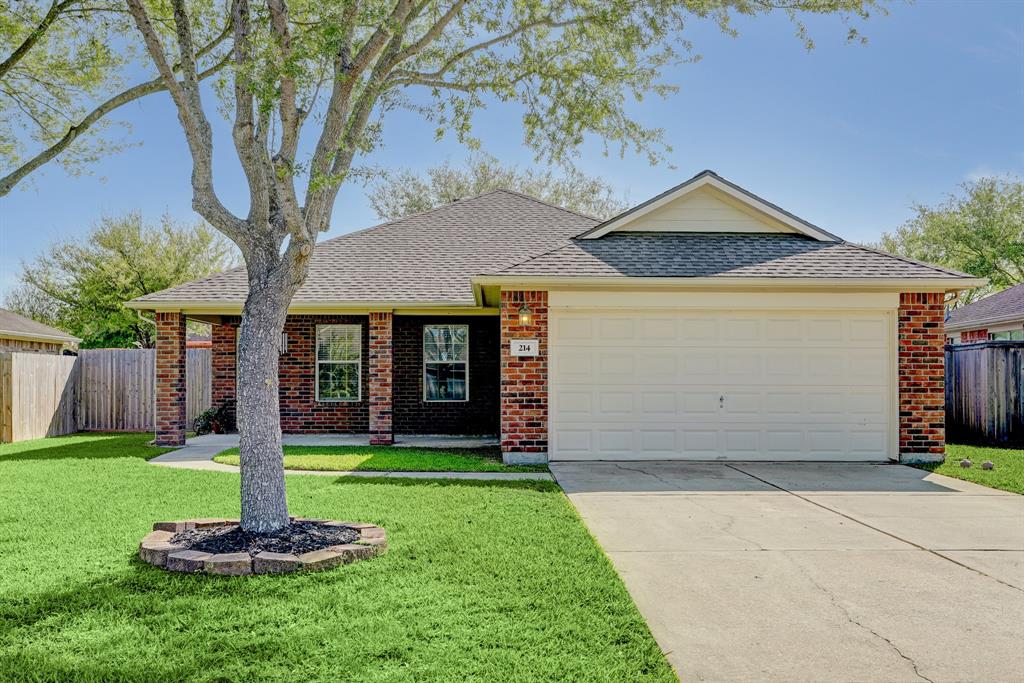 Welcome to 214 Colony Lake Lane located in The Meadows of Bay Colony in Dickinson, Texas!