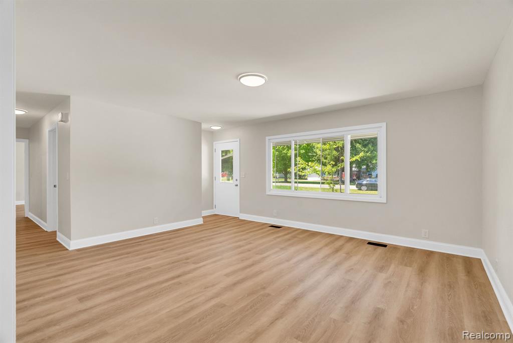4046 State Road Fort Gratiot, MI 48059 - Photo 9 of 38