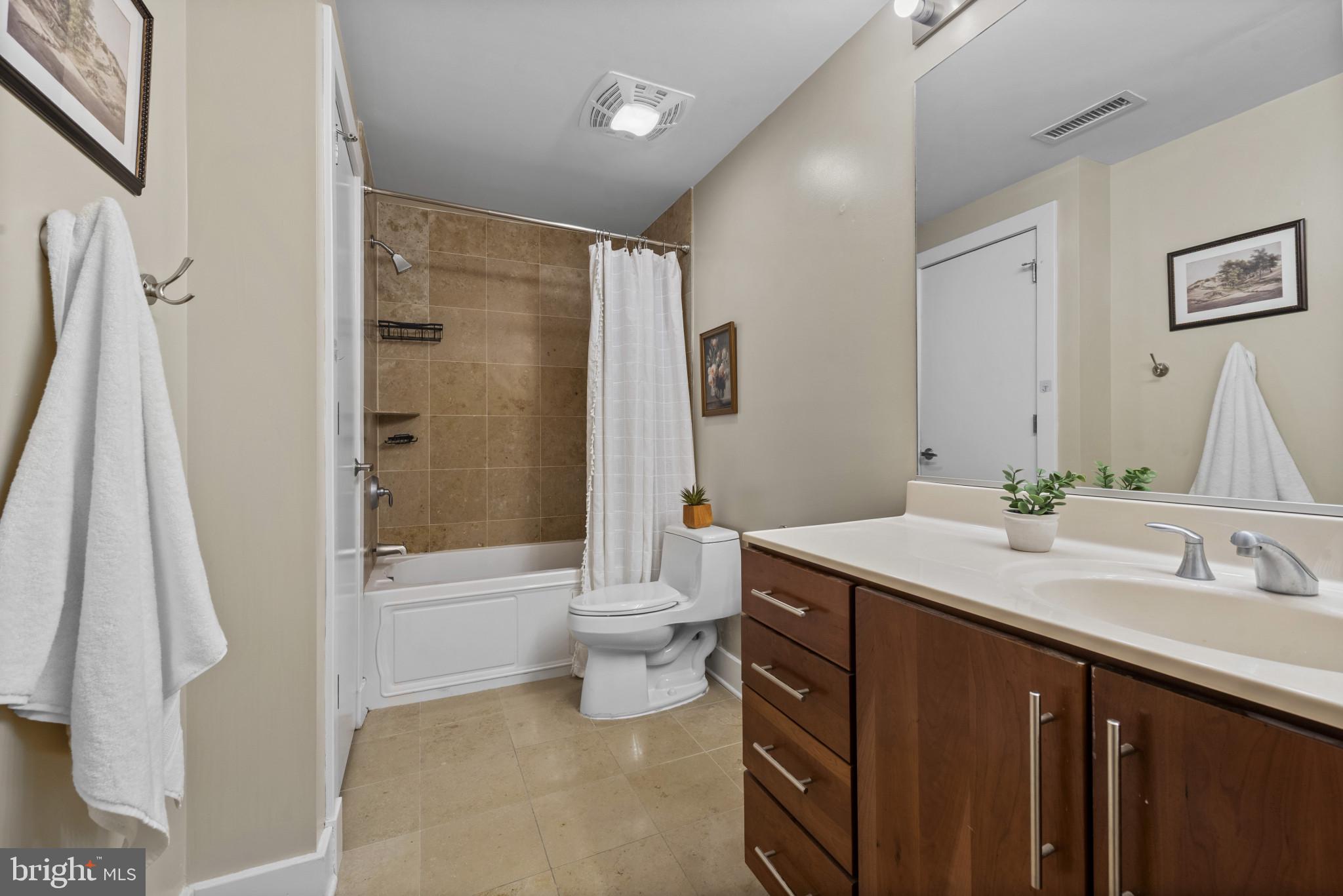 2772 Lighthouse Point East, Unit 303 Baltimore, MD 21224 - Photo 23 of 35