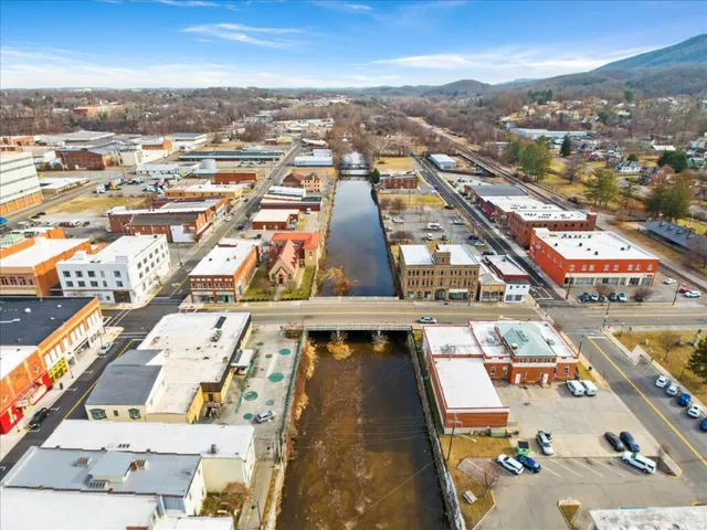 $240,000 | 36 Northwest Eighth Street Northwest, Pulaski, VA 24301