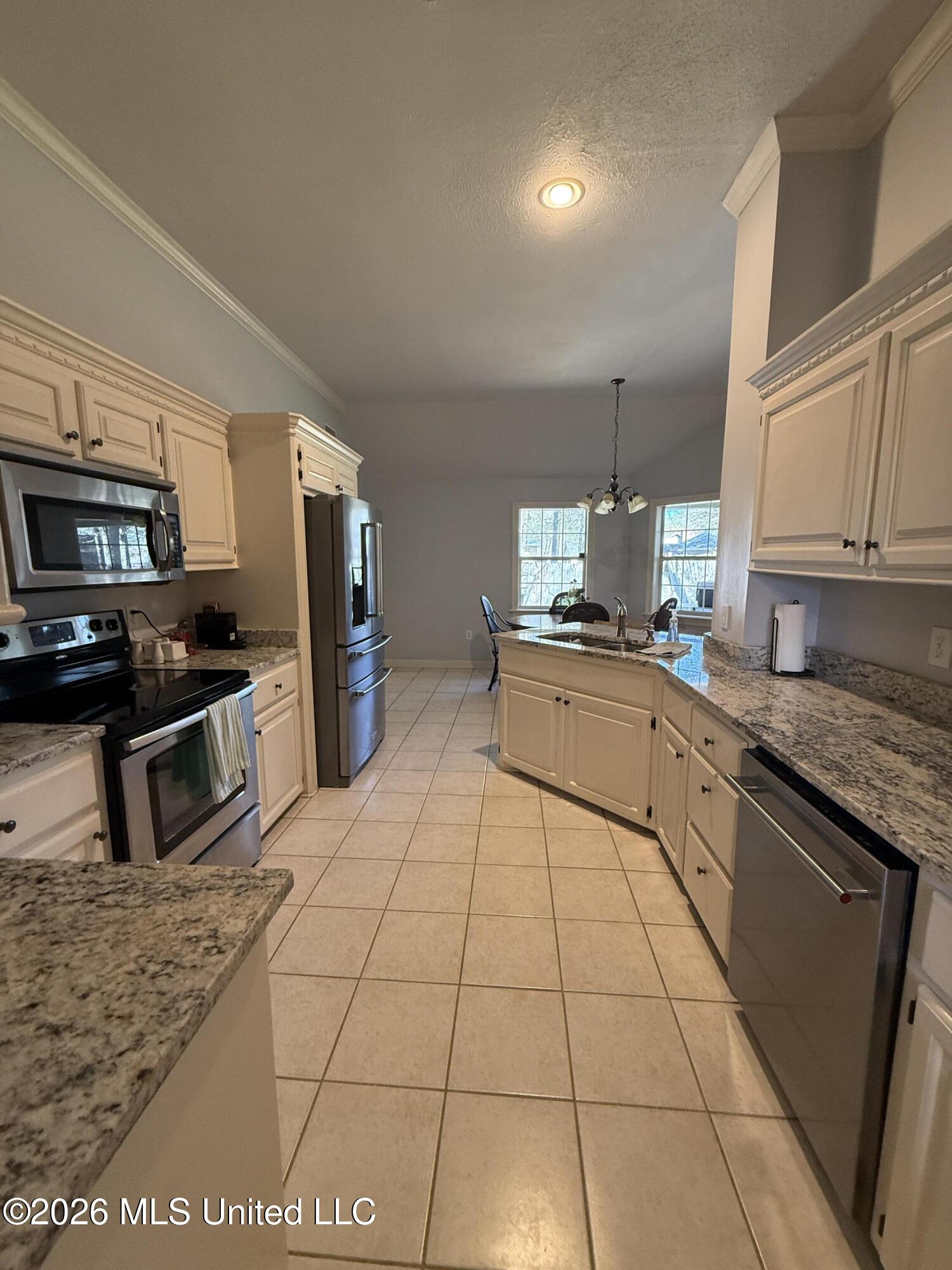 10 Estates Drive Flowood, MS 39232 - Photo 14 of 37 Large Kitchen