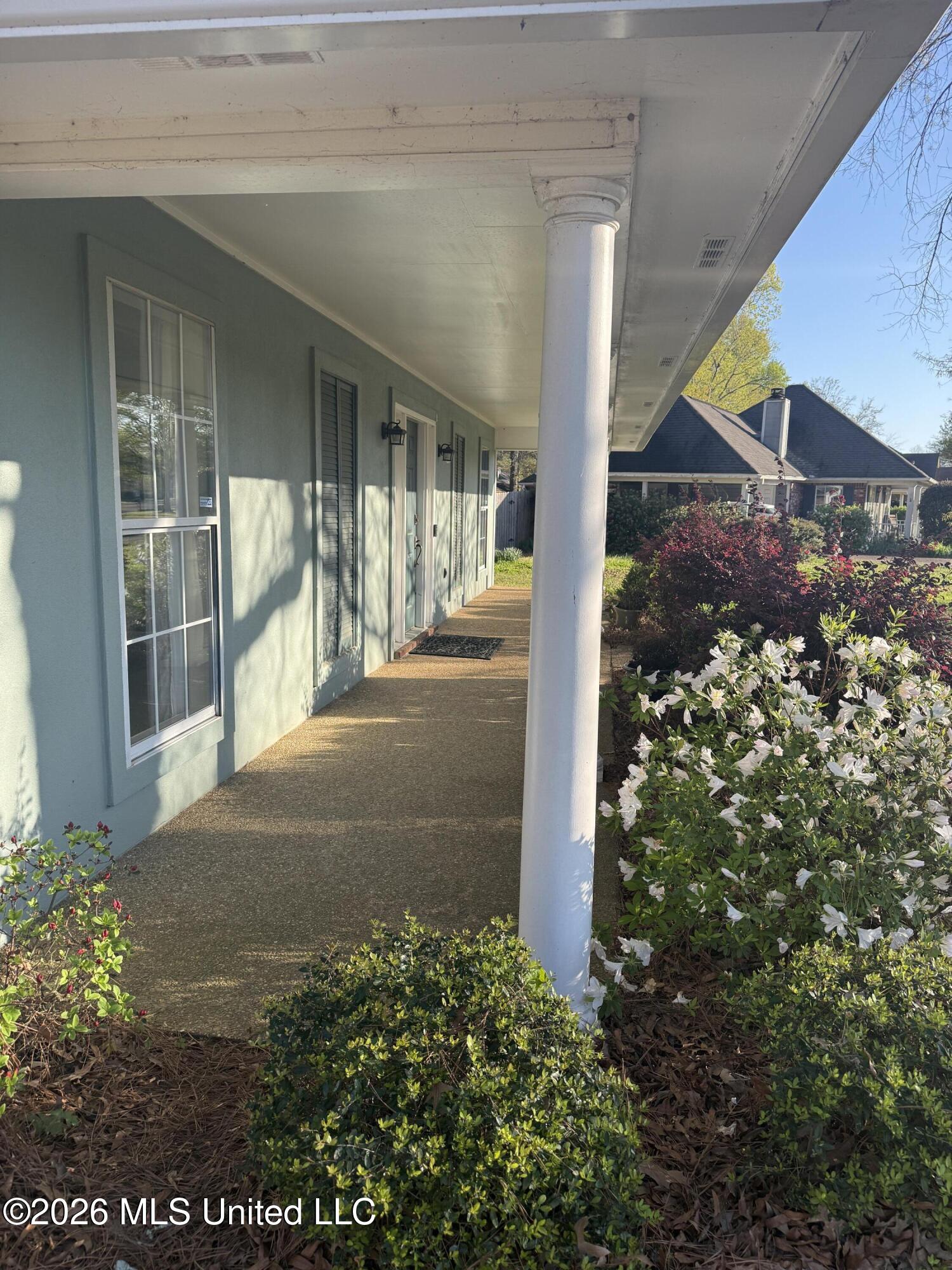 10 Estates Drive Flowood, MS 39232 - Photo 3 of 37 Large Front Porch