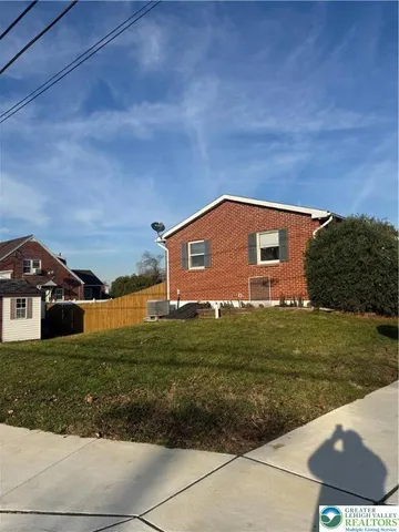a view of a back yard of the house