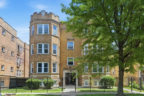 $2,850 | 6337 North Oakley Avenue, Unit 2, Chicago, IL 60659
