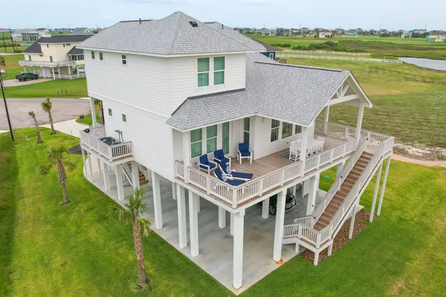 a view of a house with a big yard