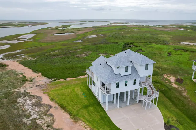 a view of a house with outdoor space