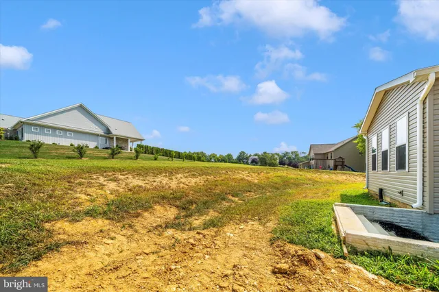 a view of an house with backyard and garden