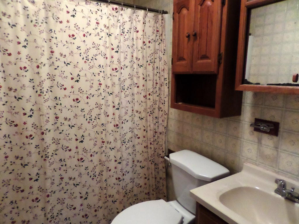 134 Utah Avenue Oak Ridge, TN 37830 - Photo 12 of 16 Bathroom 2