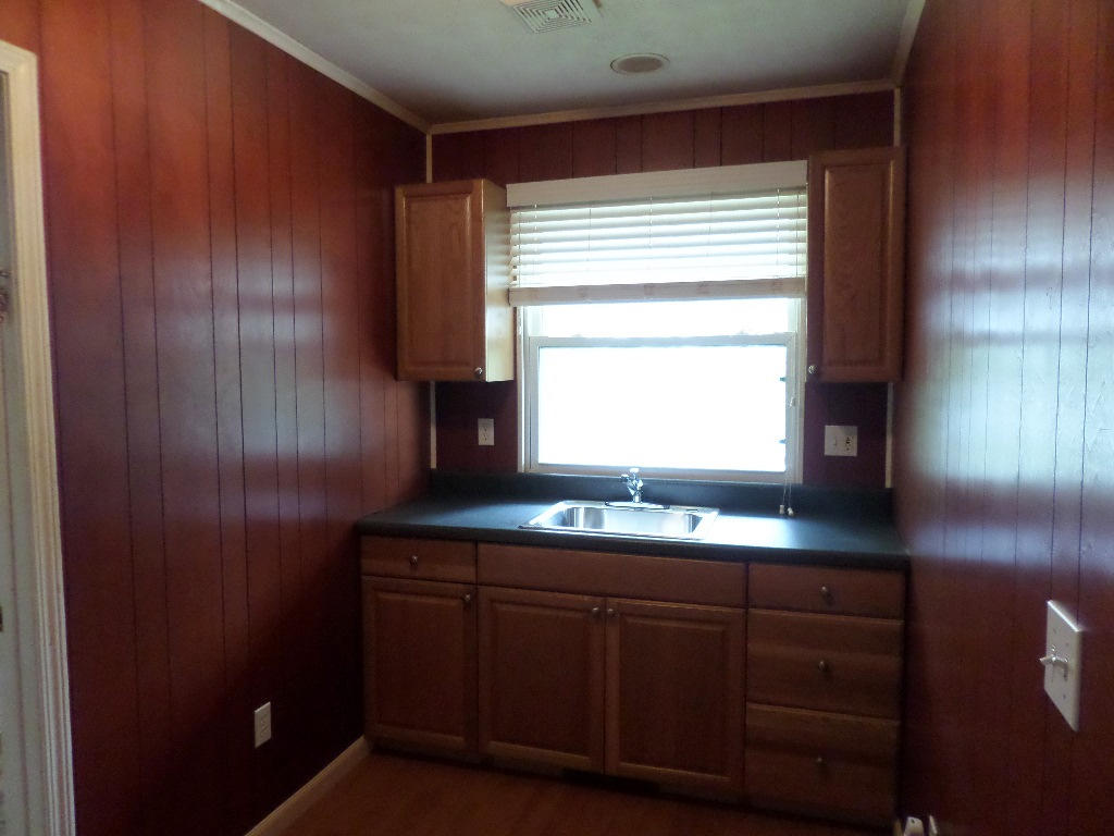 134 Utah Avenue Oak Ridge, TN 37830 - Photo 8 of 16 Room with Sink