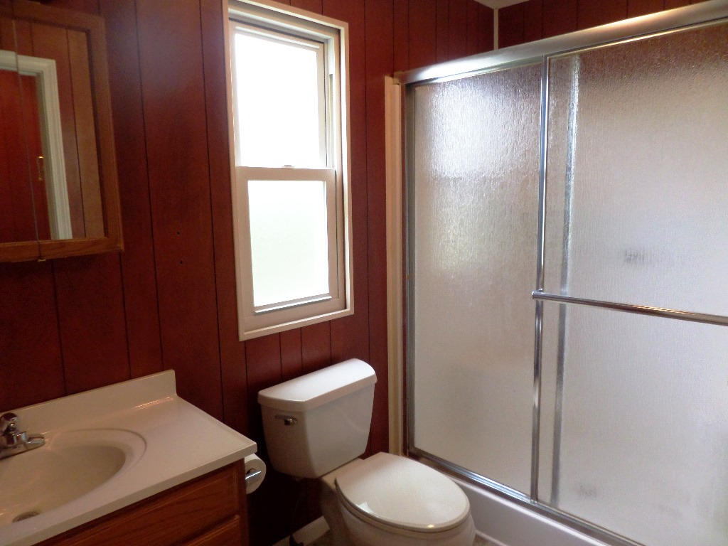 134 Utah Avenue Oak Ridge, TN 37830 - Photo 9 of 16 Bathroom
