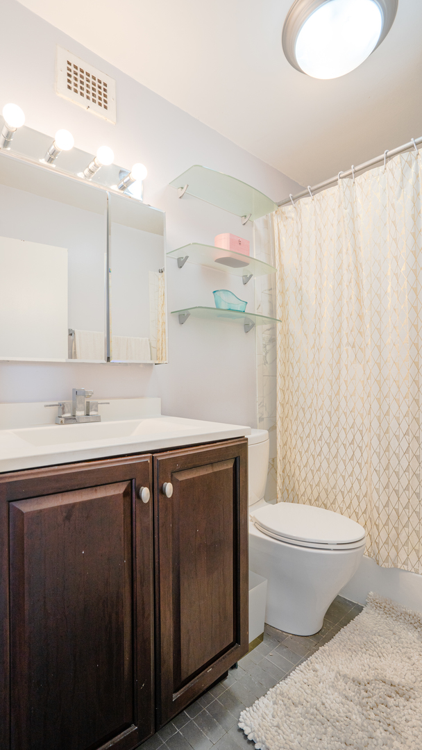 6166 North Sheridan Road, Unit 26L Chicago, IL 60660 - Photo 3 of 20