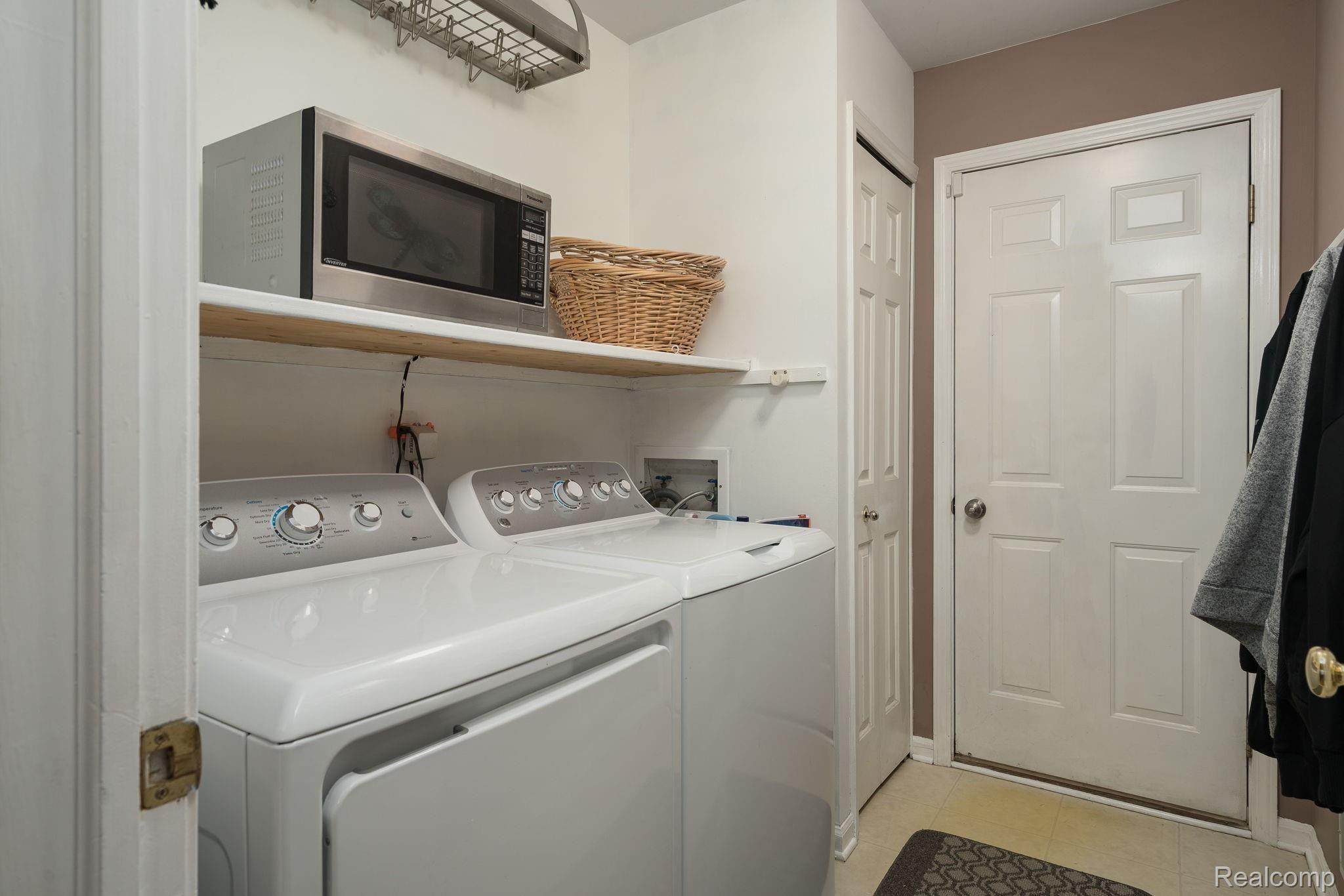 4363 Rohr Road Waterford, MI 48329 - Photo 18 of 40 20-web-or-mls-4363-Rohr-Rd-20.jpg
