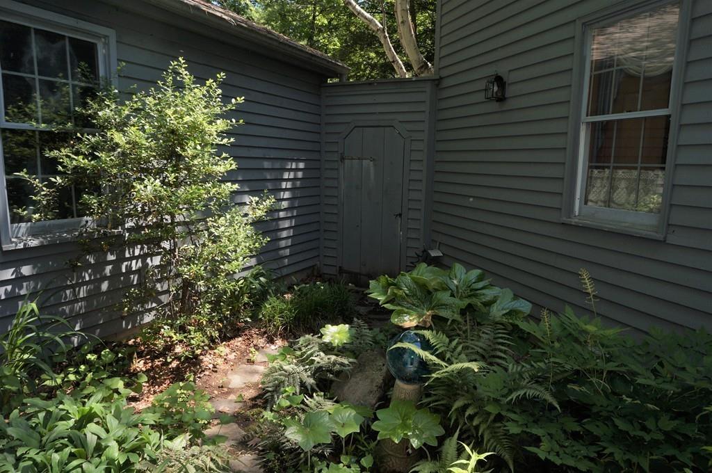 522 Leadmine Road Sturbridge, MA 01566 - Photo 24 of 33 a backyard of a house