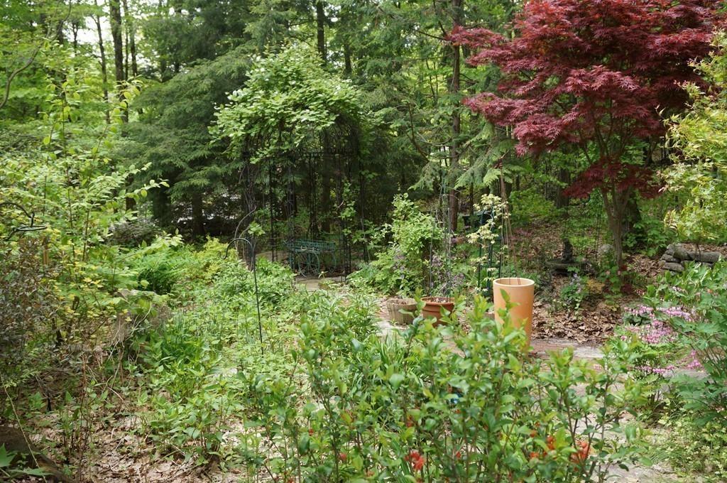 522 Leadmine Road Sturbridge, MA 01566 - Photo 28 of 33 a backyard of a house with lots of green space