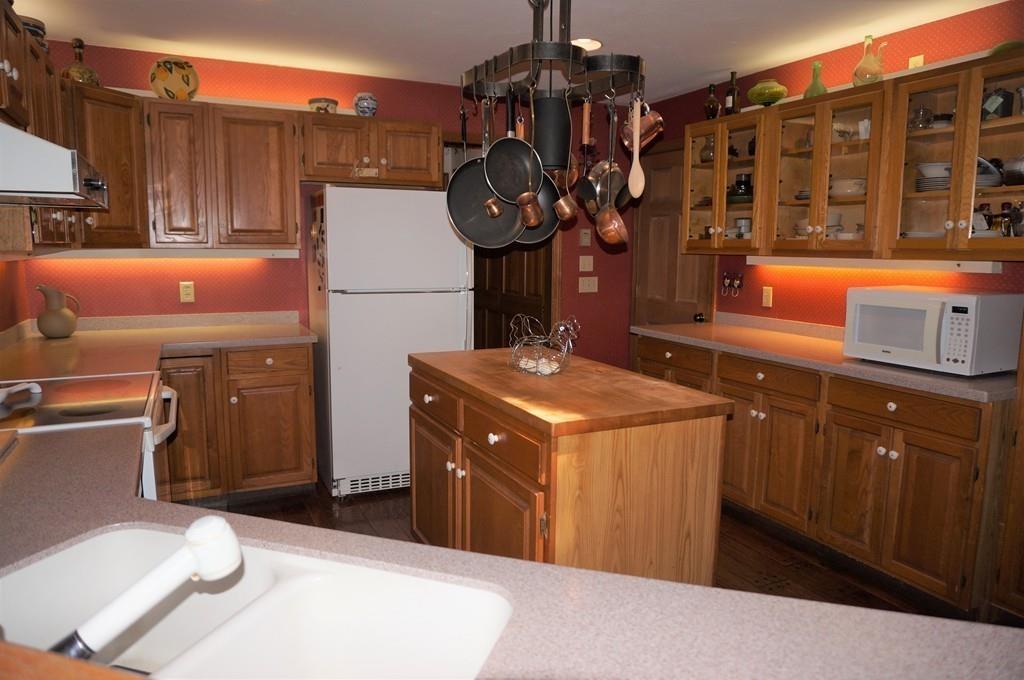 522 Leadmine Road Sturbridge, MA 01566 - Photo 4 of 33 a utility room with dryer and washer