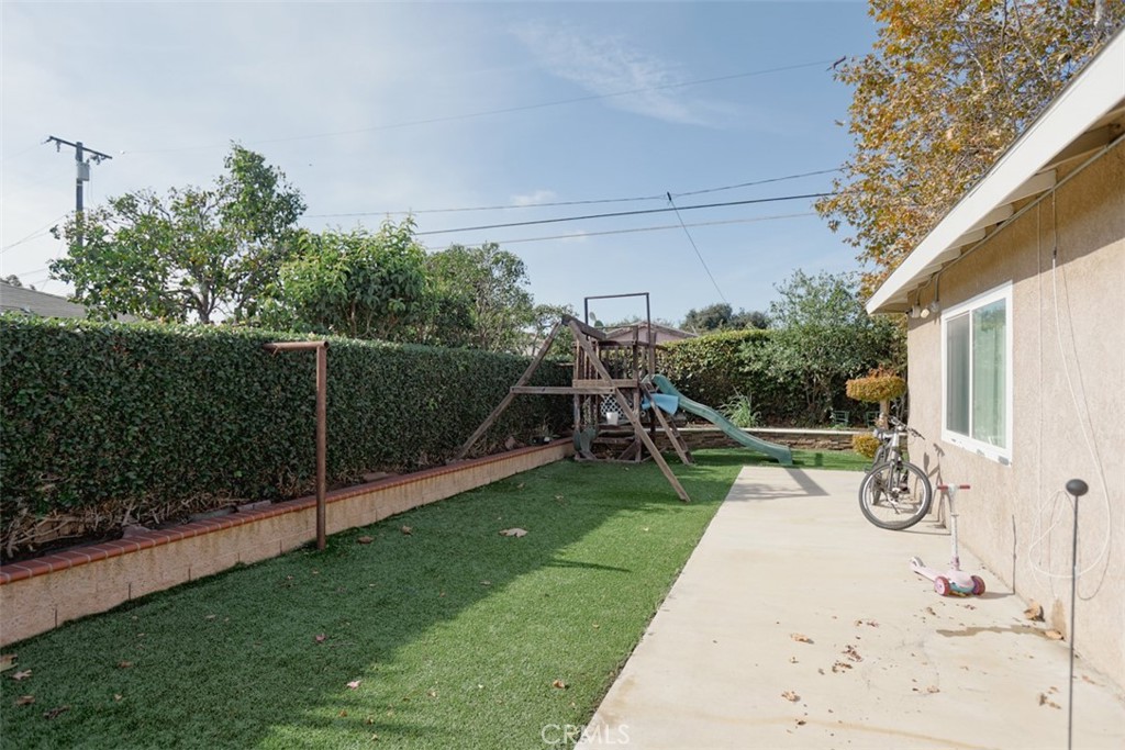 1402 North Parsons Place Santa Ana, CA 92703 - Photo 11 of 16 a view of a backyard with sitting area