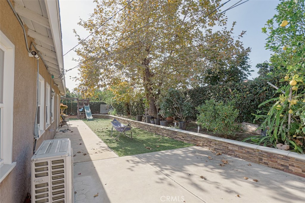 1402 North Parsons Place Santa Ana, CA 92703 - Photo 13 of 16 a view of a backyard with white walls and plants