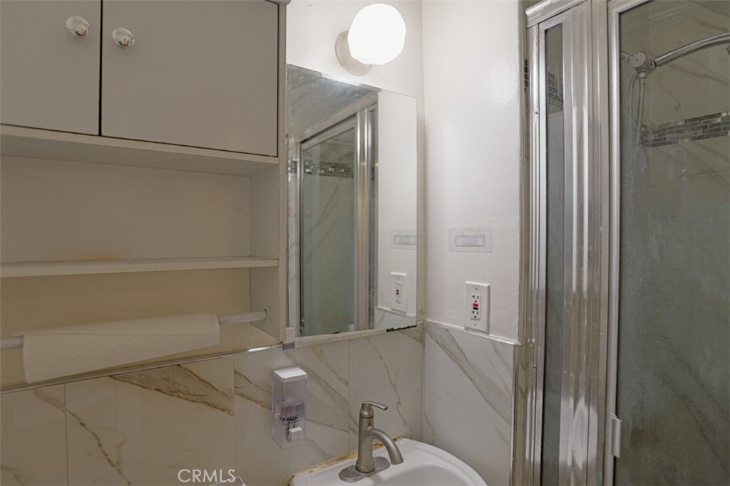 1402 North Parsons Place Santa Ana, CA 92703 - Photo 9 of 16 a bathroom with a tub and shower