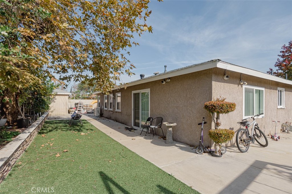 1402 North Parsons Place Santa Ana, CA 92703 - Photo 10 of 16 a view of a house with patio furniture and a yard