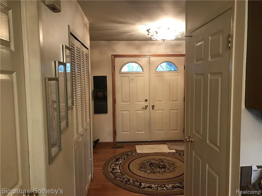 721 Abbey Court Rochester, MI 48307 - Photo 2 of 24 IMG_6200.JPG