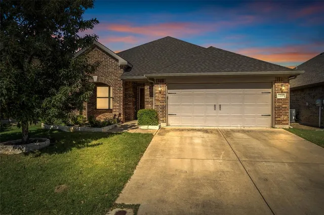 a view of a house with backyard and garden