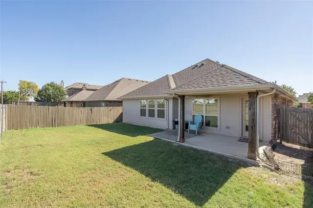 a view of a house with backyard and porch