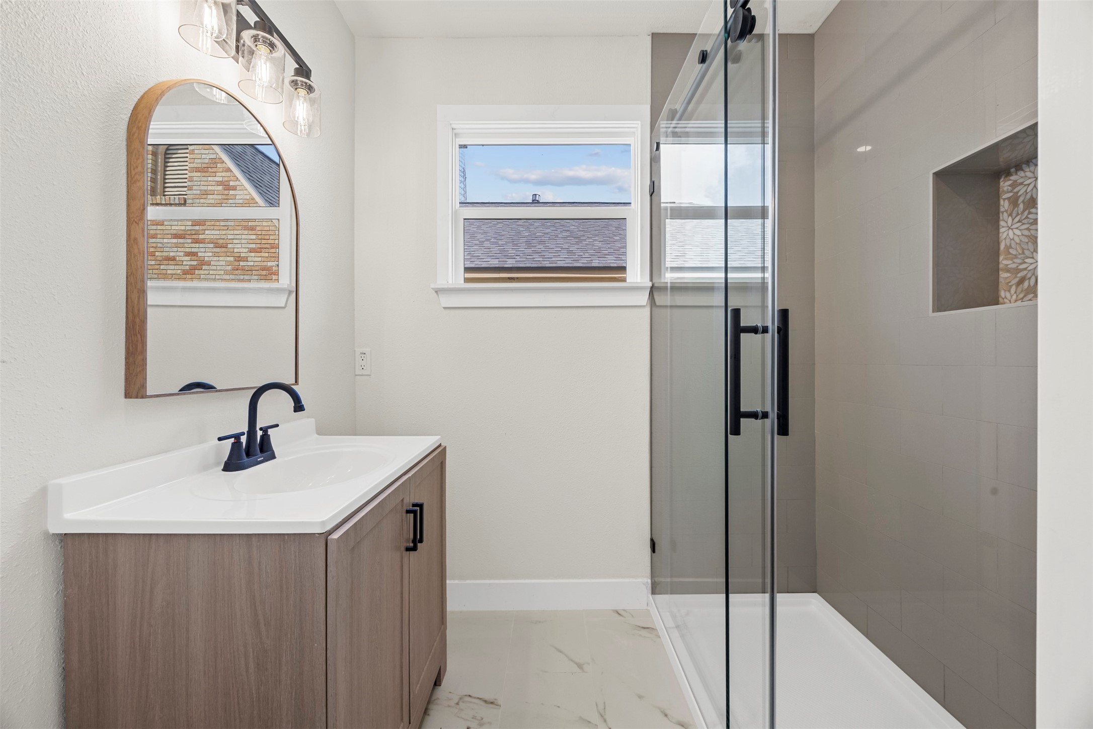 2913 Wheeler Avenue Houston, TX 77004 - Photo 9 of 26 1st Floor Guest Bath