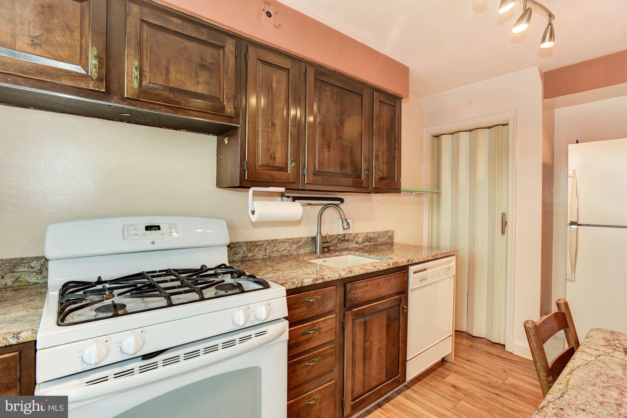 1041 Downton Road Baltimore, MD 21227 - Photo 16 of 40 Granite countertops & gas cooking