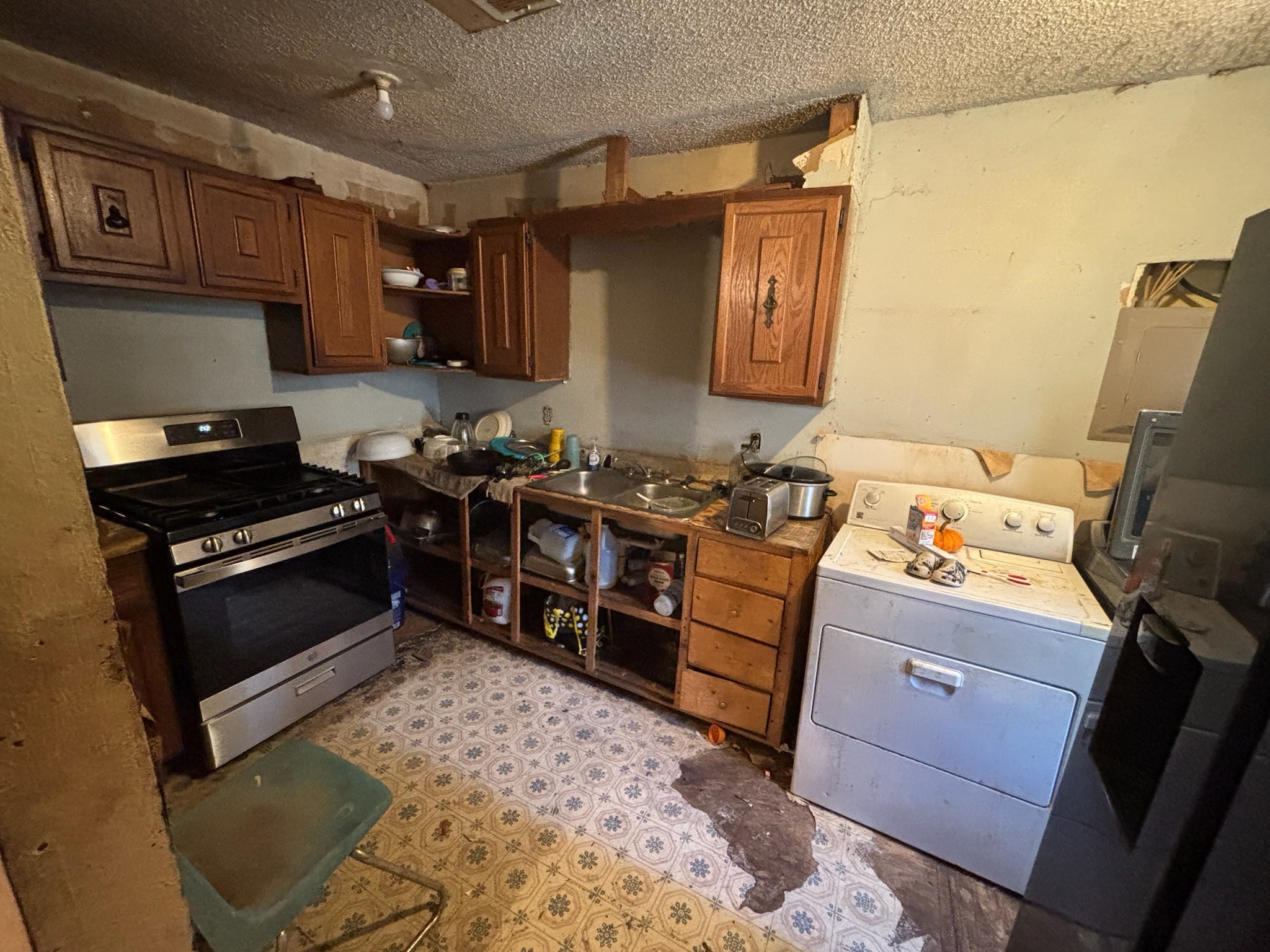 901 Rose Street Merkel, TX 79536 - Photo 4 of 10 a kitchen with a stove and a refrigerator