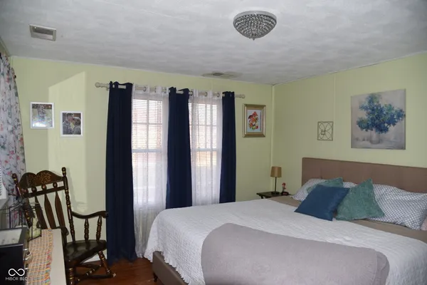 $275,000 | 215 South 8th Street, Mitchell, IN 47446