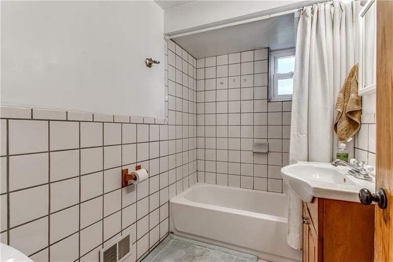 3401 McRoberts Road Pittsburgh, PA 15234 - Photo 15 of 21 Neutral full bath with window.