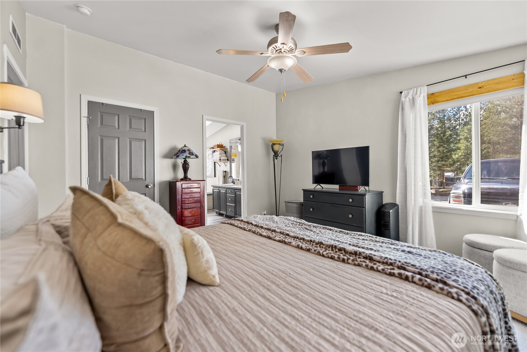24 Lookout Trail Riverside, WA 98849 - Photo 16 of 39 a bedroom with a bed and a flat screen tv