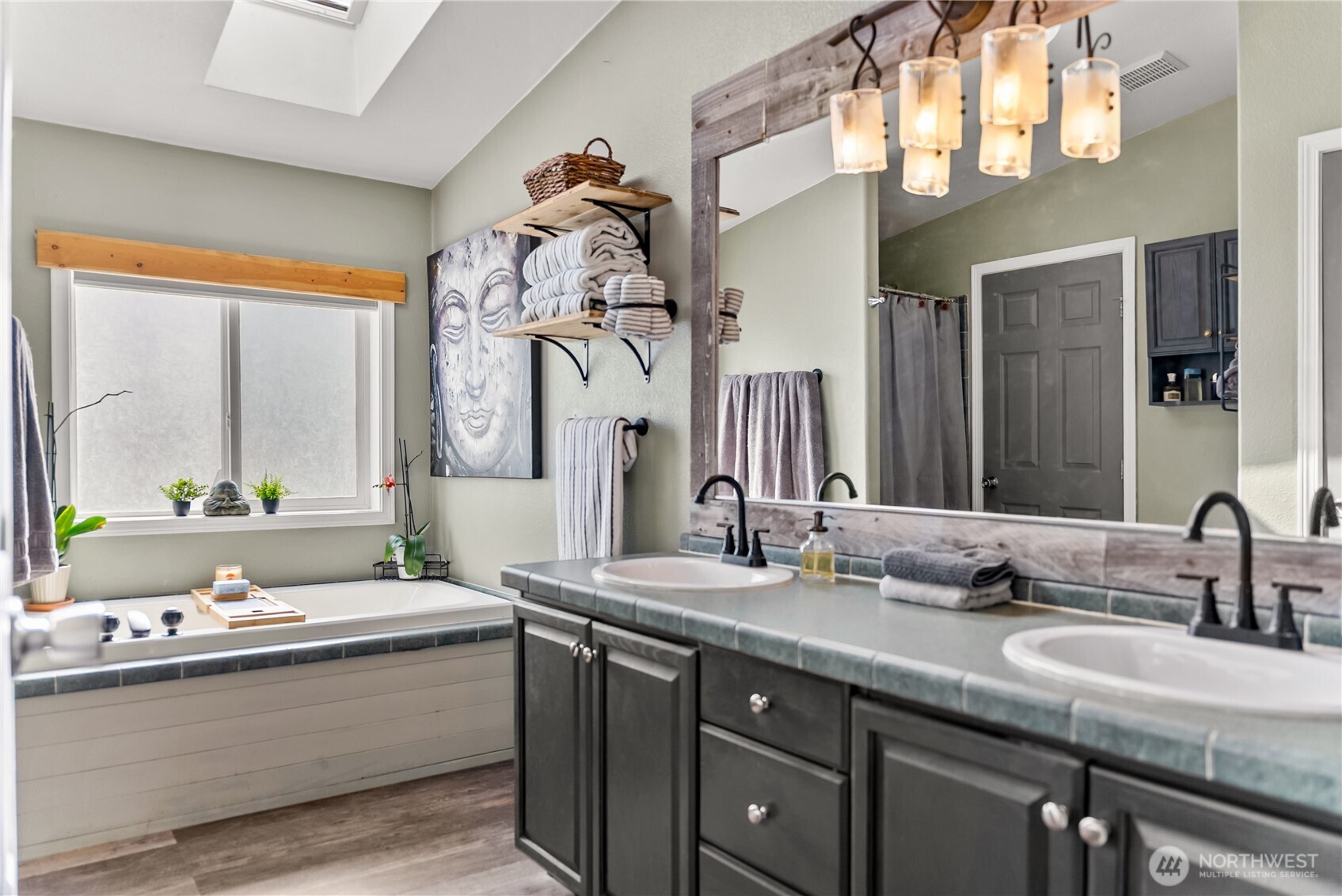 24 Lookout Trail Riverside, WA 98849 - Photo 18 of 39 a bathroom with double vanity sinks a large mirror and a bathtub
