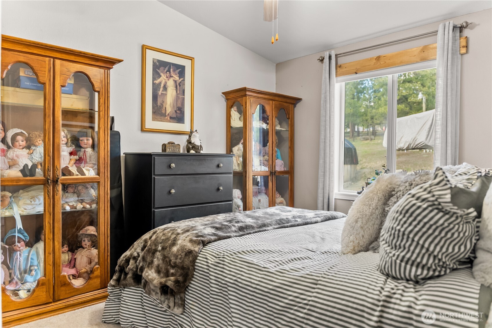 24 Lookout Trail Riverside, WA 98849 - Photo 19 of 39 a bedroom with a bed and wooden floor