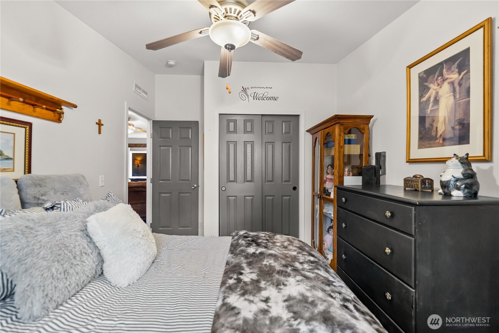 24 Lookout Trail Riverside, WA 98849 - Photo 20 of 39 a bedroom with a large bed and a chandelier