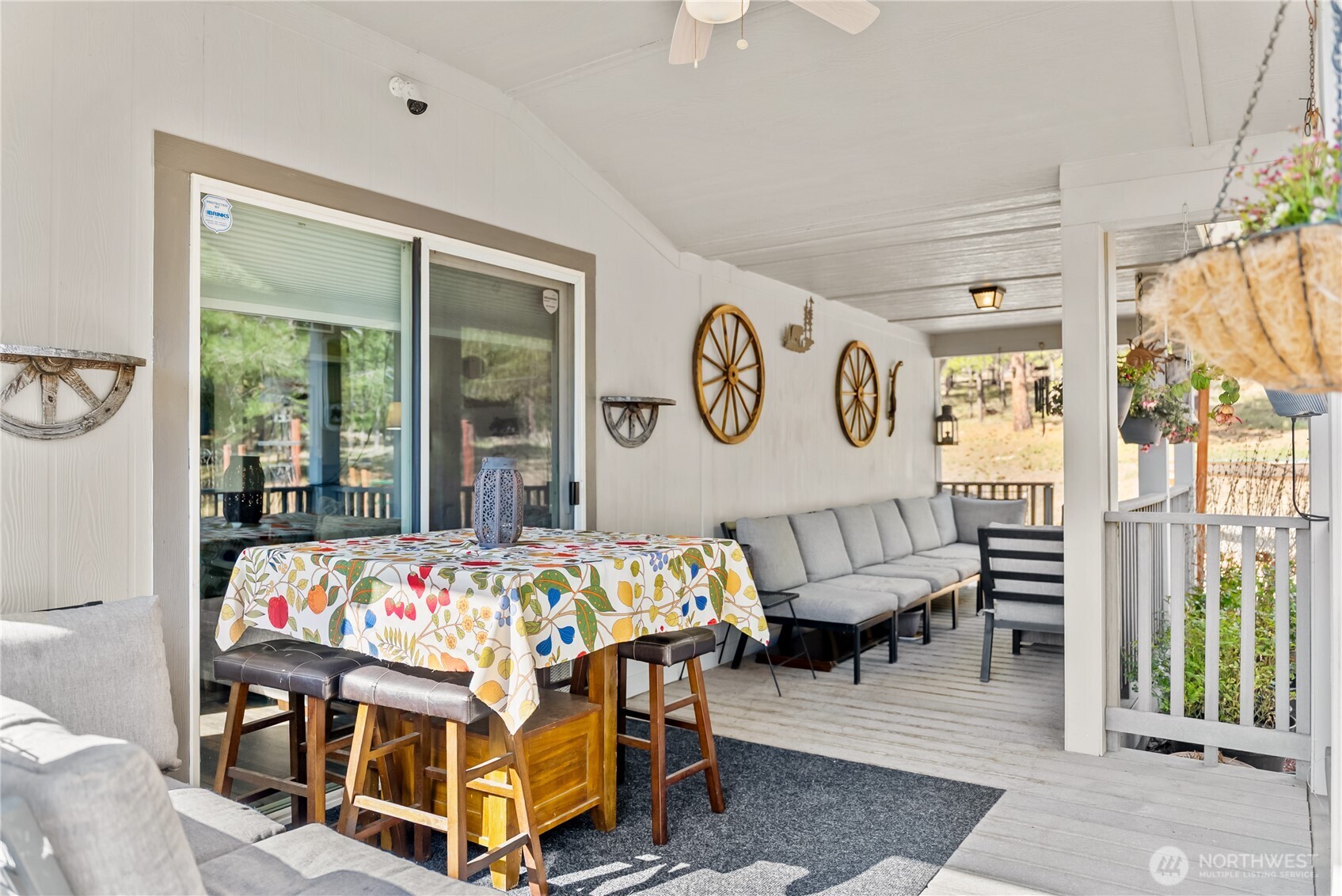 24 Lookout Trail Riverside, WA 98849 - Photo 25 of 39 a bedroom with a bed and a table