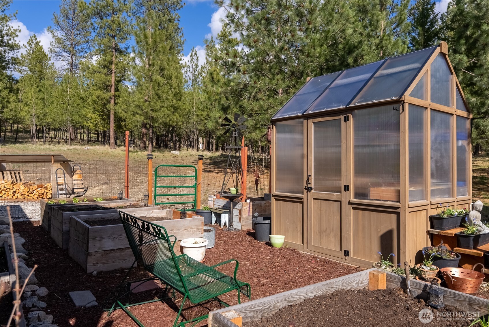 24 Lookout Trail Riverside, WA 98849 - Photo 31 of 39 a backyard of a house with table and chairs