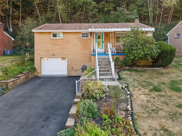 a view of a house with backyard and garden